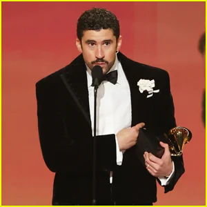 Bad Bunny responde à reação negativa do Super Bowl 2026 e diz que cantará em espanhol