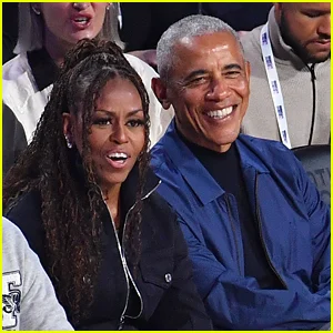 Barack e Michelle Obama e várias outras celebridades conferem o jogo All-Star da NBA nos assentos da quadra
