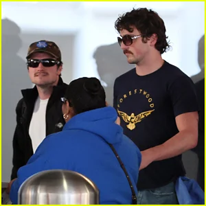 Benson Boone e Josh Hutcherson são vistos no aeroporto depois de se encontrarem durante o voo