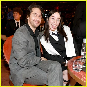 Billie Eilish traz o namorado Nat Wolff para o Grammy 2026, marcando a primeira aparição oficial em um evento juntos!