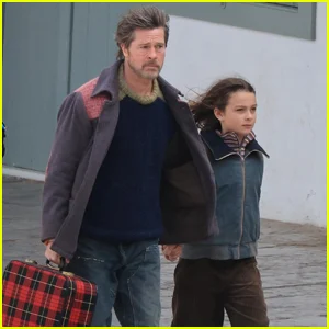 Brad Pitt e sua filha na tela, Coco Greenstone, cenas do filme 'The Riders' na Grécia