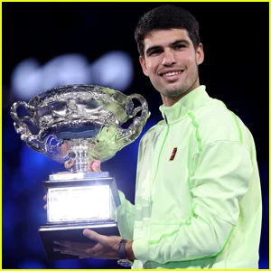 Carlos Alcaraz sela o Grand Slam mais jovem da carreira aos 22 anos com vitória no Aberto da Austrália sobre Novak Djokovic