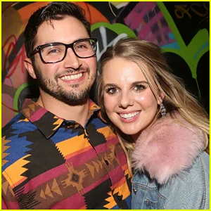 Casal do 'Big Brother' Nicole Franzel e Victor Arroyo dão as boas-vindas aos gêmeos!