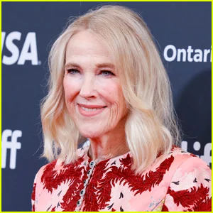 Catherine O'Hara foi colocada para descansar em funeral privado com a presença de familiares e amigos próximos