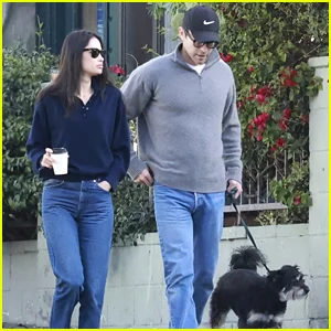 Chace Crawford e Kelsey Merritt levam seu cachorro para passear em um passeio casual no Dia dos Namorados