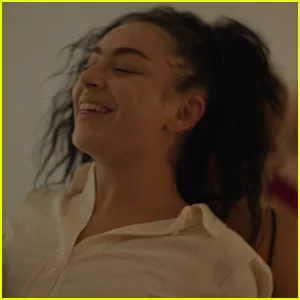 Charli XCX estrela a nova comédia anti-romântica 'Erupcja' - assista ao trailer agora!