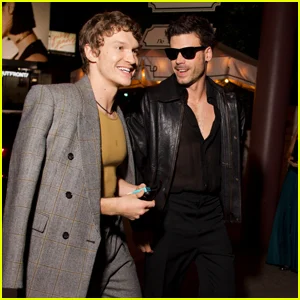 Connor Storrie e François Arnaud saem para a festa pós-Grammy 2026 em Los Angeles