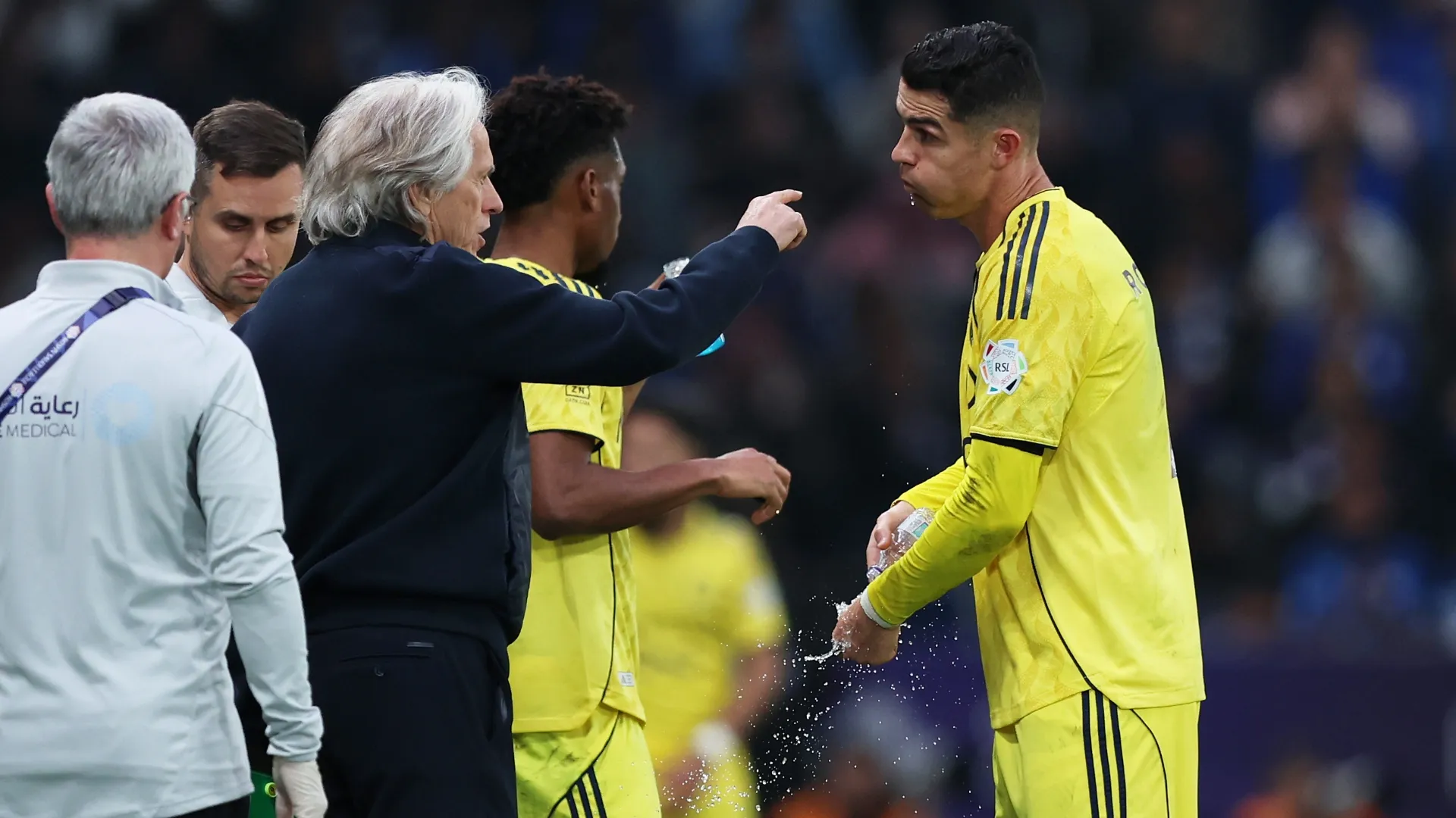 Jorge Jesus, treinador do Al-Nassr, interage com Cristiano Ronaldo do Al-Nassr.