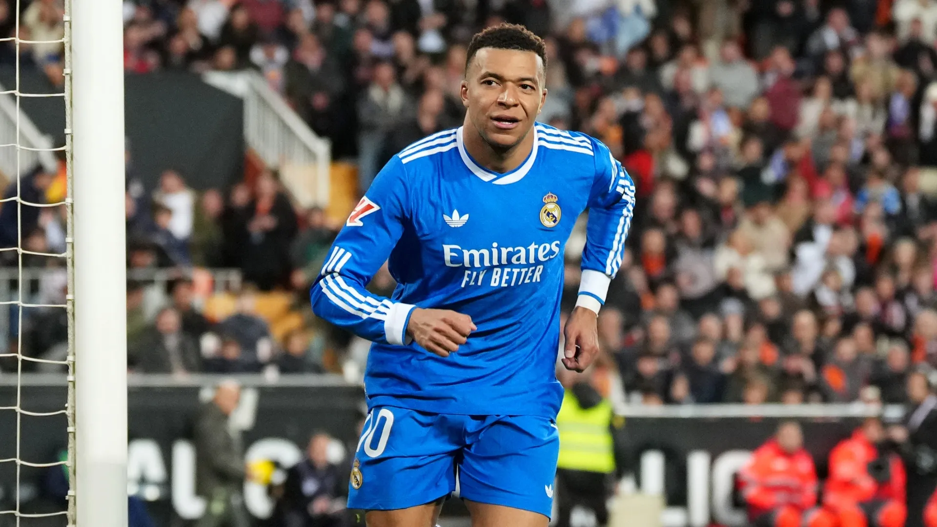 Kylian Mbappe, do Real Madrid, comemora o gol contra o Valencia.