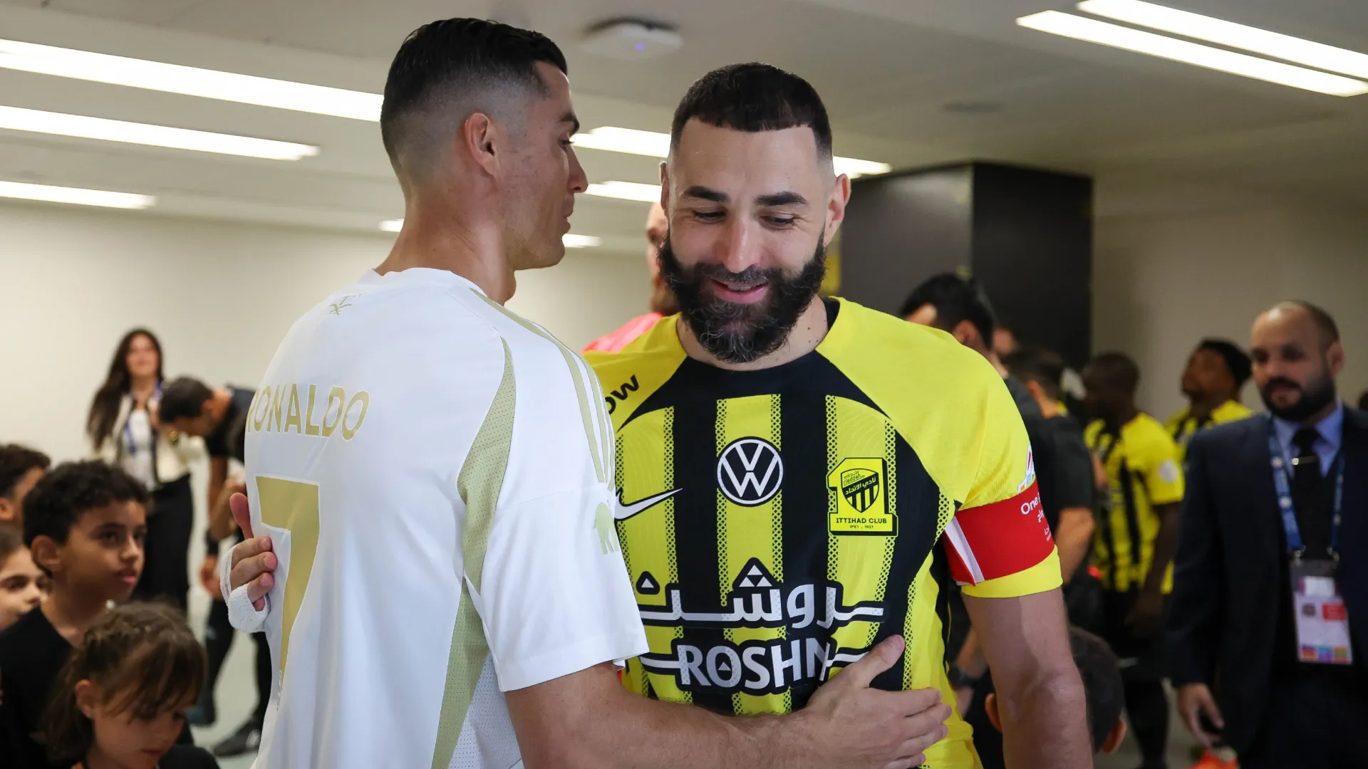 Cristiano Ronaldo do Al Nassr e Karim Benzema do Al Ittihad conversam antes da partida da Saudi Pro League.