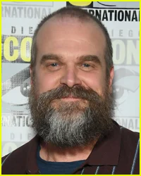 David Harbour pula o casamento de Maya Hawke, fotografado com uma mulher misteriosa