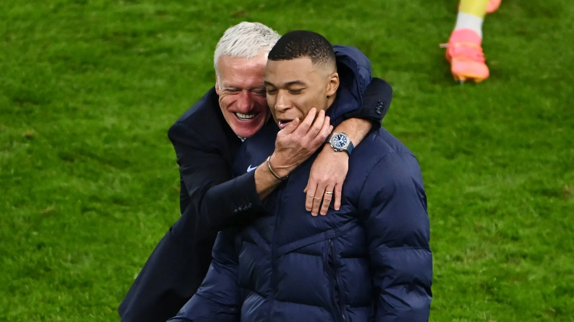 Didier Deschamps, técnico da França, comemora com Kylian Mbappe.