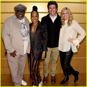 Elenco de 'The Neighbourhood' comemora o encerramento da série na festa final