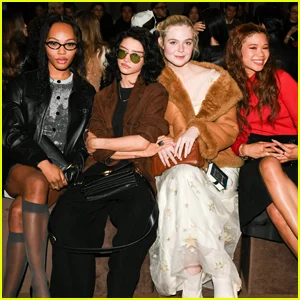 Elle Fanning senta na primeira fila com Odessa A'zion, Storm Reid e Quenlin Blackwell no Coach NYFW Show