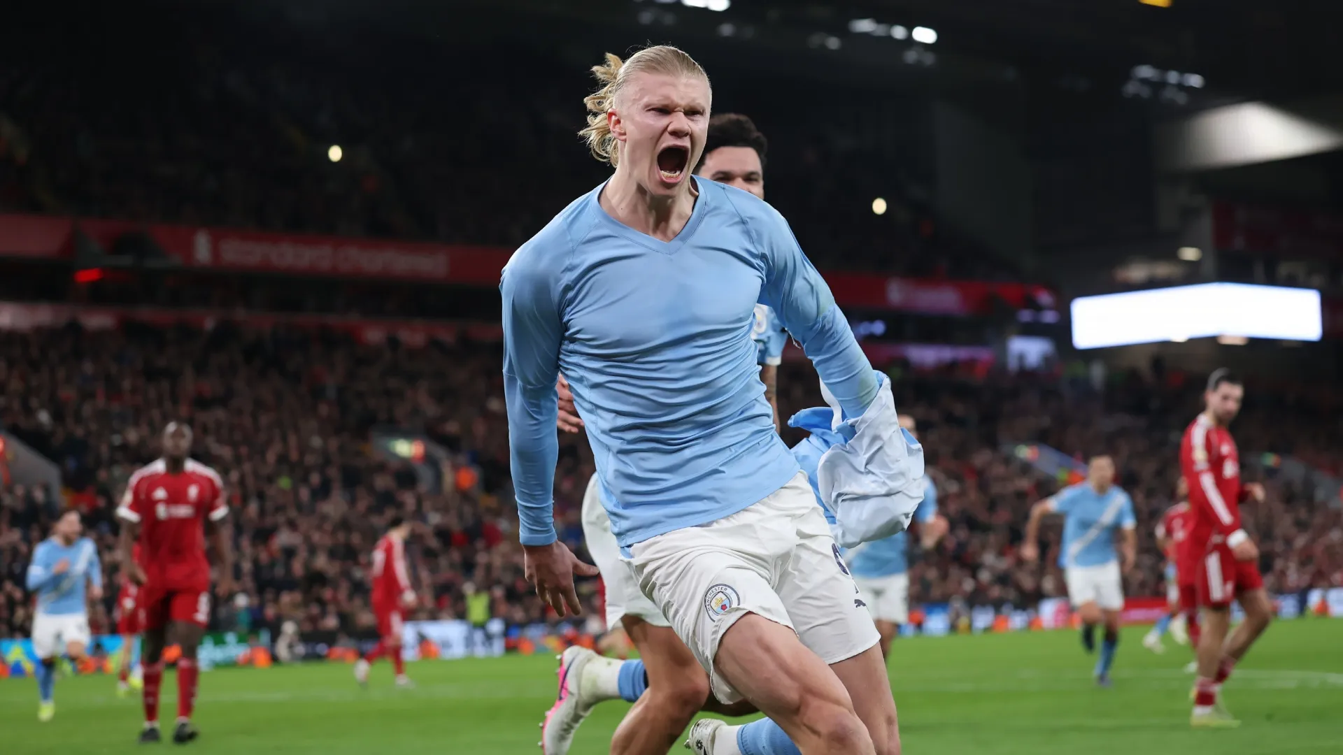 Erling Haaland, do Manchester City, comemora o gol contra o Liverpool.