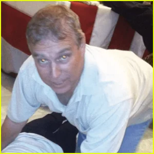 Ex-príncipe Andrew visto em fotos perturbadoras de arquivos de Epstein, pairando sobre uma figura redigida