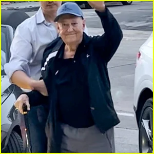 Foto final de Neil Sedaka: o cantor foi fotografado em um jantar apenas duas noites antes de sua morte