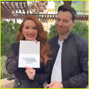Hallmark renova ‘Mistletoe Murders’ para a 3ª temporada: assista Sarah Drew e Peter Mooney anunciarem novidades em um vídeo fofo!