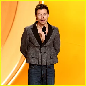 Harry Styles usa jeans casualmente para apresentar o último Grammy da noite