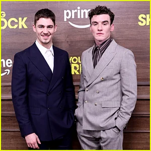Hero Fiennes Tiffin traz a série 'Young Sherlock' para Nova York com Donal Finn e mais!