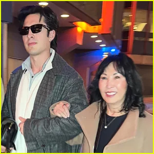 Hudson Williams acompanha sua mãe ao Madison Square Garden para o jogo de basquete Pacers Vs Knicks