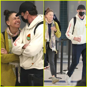 Hugh Jackman e sua namorada Sutton Foster compartilham um momento fofo no aeroporto LAX