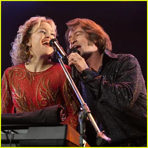 Hugh Jackman realmente canta em 'Song Sung Blue'? Carreira musical na vida real explicada