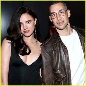 Jack Antonoff e sua esposa Margaret Qualley posam com Billie Eilish e Miley Cyrus no Grammy 2026