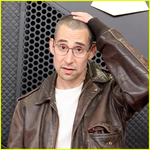 Jack Antonoff se torna viral pela resposta intrigante do alfinete 'ICE Out' no Grammy 2026
