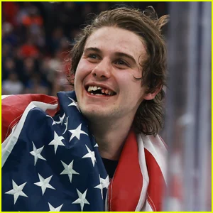 Jack Hughes, estrela da NHL, perde os dentes durante a vitória no hóquei nas Olimpíadas de 2026 e comemora a vitória com fotos da boca sangrenta