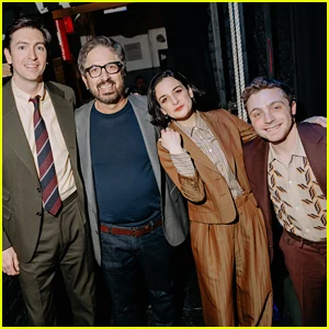 Jake Shane faz estreia na Broadway em 'All Out' ao lado do elenco estrelado: fotos da noite de abertura reveladas!