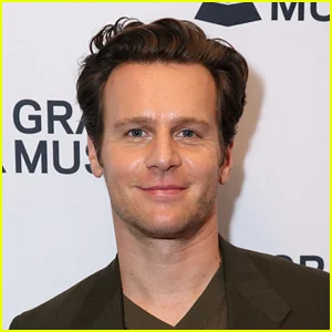 Jonathan Groff interpretará Rosalind na produção exclusivamente masculina de 'As You Like It' no Royal Shakespeare Theatre da Inglaterra