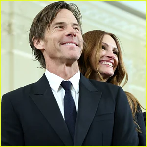 Julia Roberts comemora aniversário do marido Danny Moder com foto de abraço aconchegante
