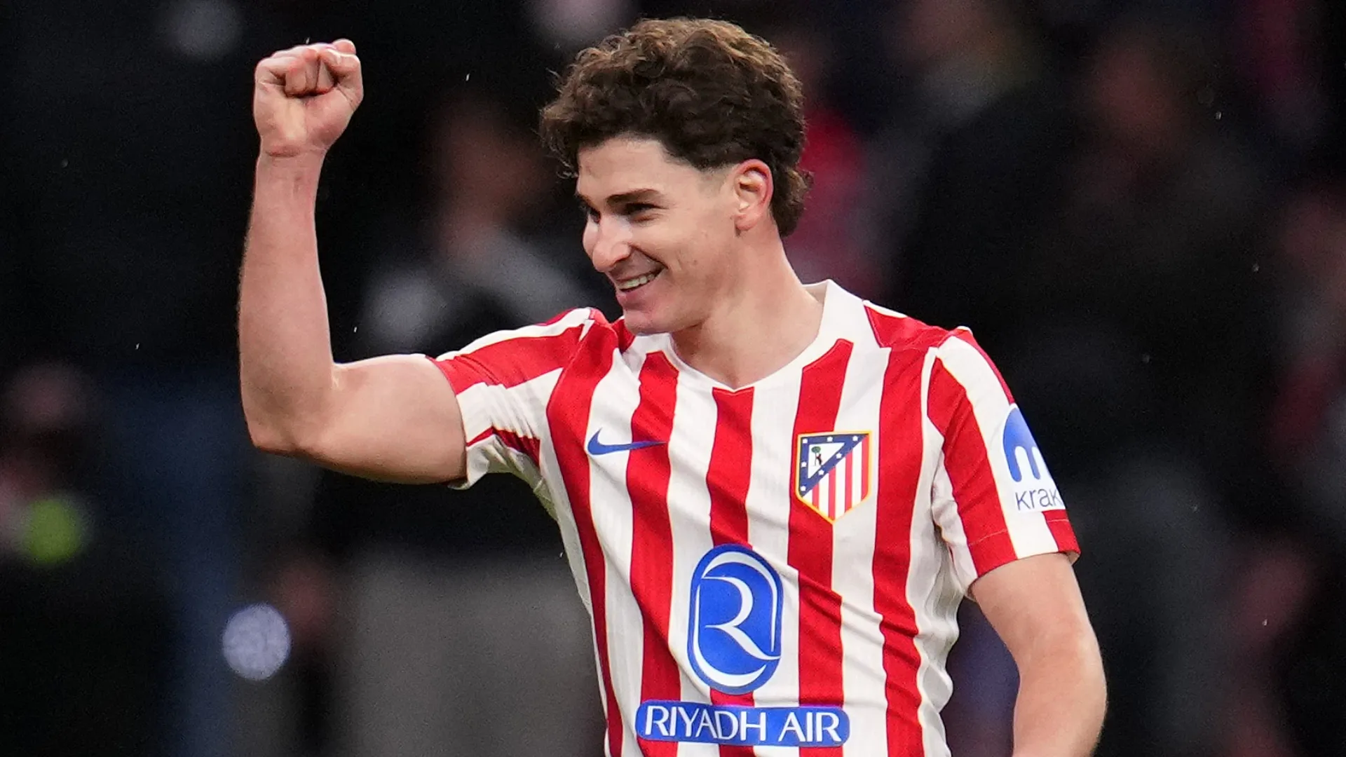 Julian Alvarez, do Atlético de Madrid, comemora o gol contra o FC Barcelona.