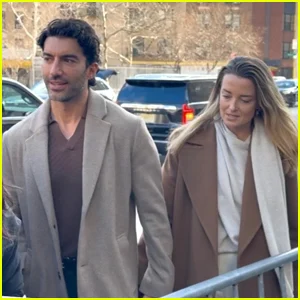 Justin Baldoni chega para o segundo dia no tribunal com a esposa Emily em meio à batalha legal 'It Ends With Us'