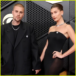 Justin e Hailey Bieber de mãos dadas e usam broches ‘ICE Out’ no Grammy 2026
