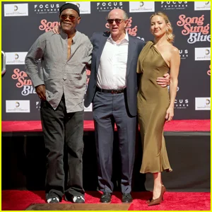 Kate Hudson e Samuel L. Jackson, produtor de apoio, John Davis, na cerimônia Hand & Footprint
