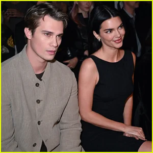 Kendall Jenner senta-se na primeira fila com Nicholas Galitzine no Emporio Armani Fashion Show em Milão