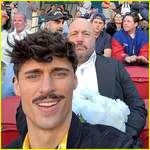 Kevin James se torna viral como personagem de Matt Taylor no Super Bowl, visto sentado sozinho e parecendo triste