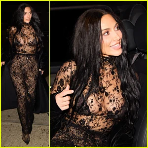 Kim Kardashian usa vestido de renda totalmente transparente para encontro noturno em Paris