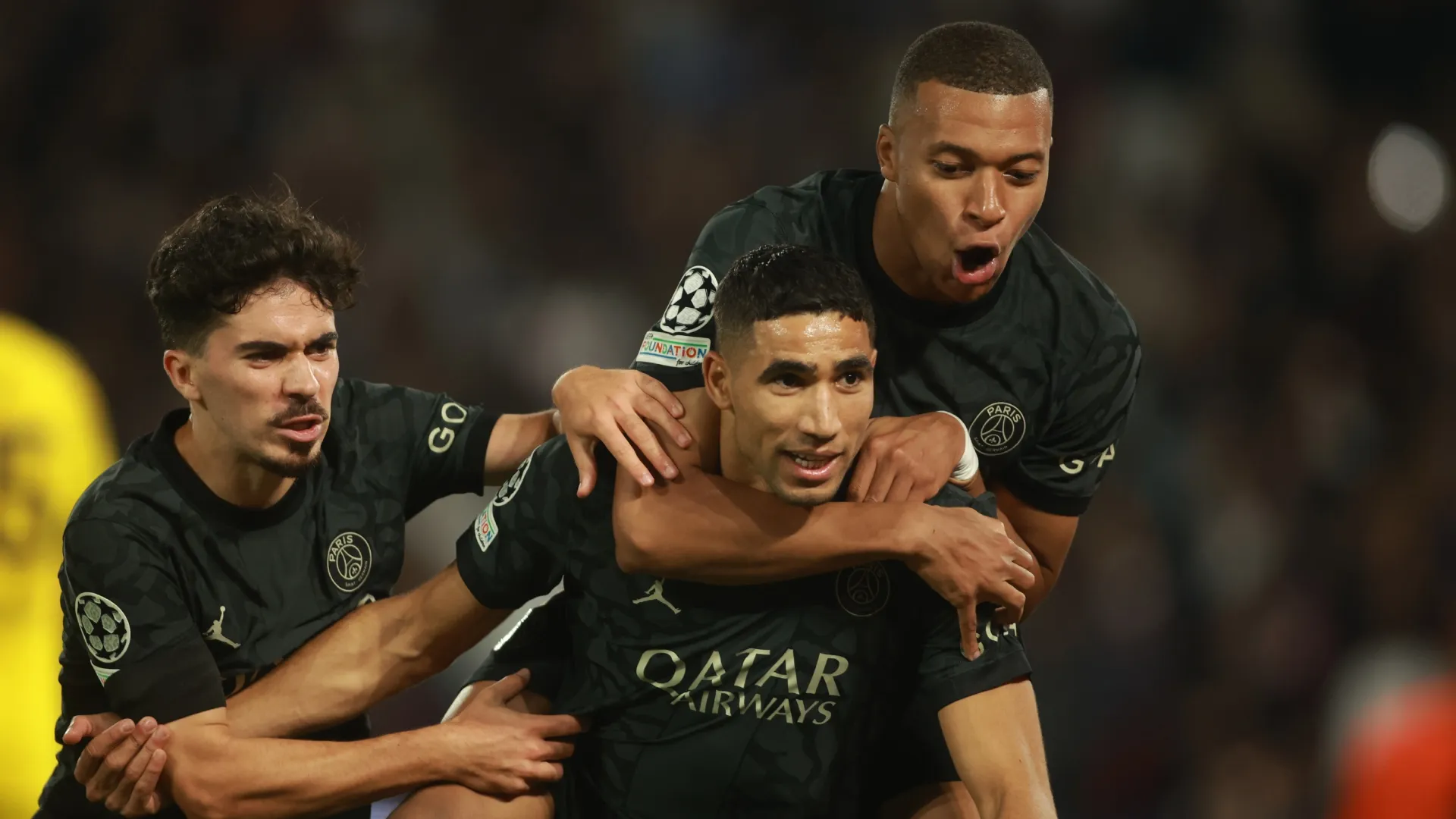Achraf Hakimi do Paris Saint-Germain comemora com Vitinha e Kylian Mbappe do Paris Saint-Germain.