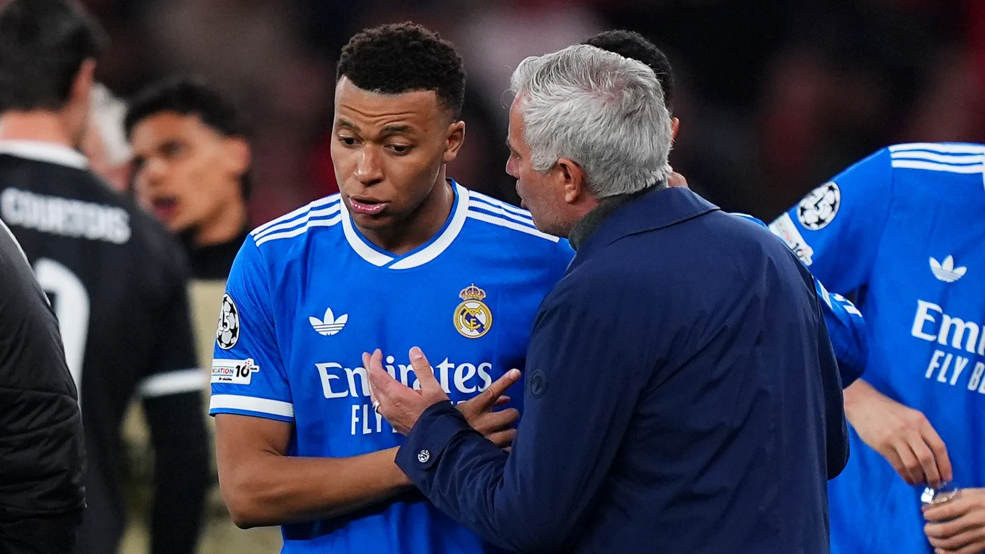 Kylian Mbappé, do Real Madrid, fala com José Mourinho, treinador do Benfica.