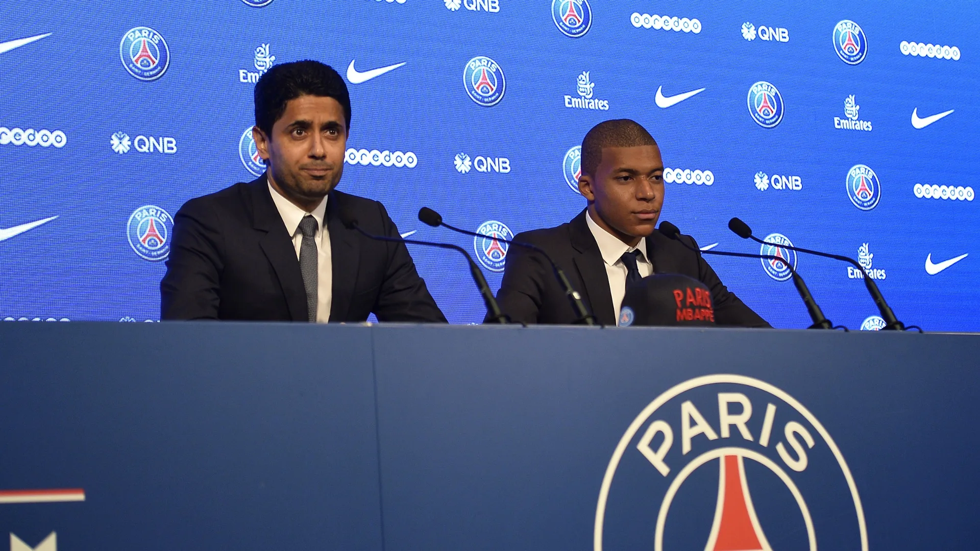 O presidente do Paris Saint-Germain, Nasser Al Khelaifi, apresenta a nova contratação Kylian Mbappe.