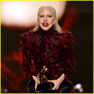Lady Gaga agradece ao parceiro Michael Polansky ao receber o Grammy de melhor álbum vocal pop