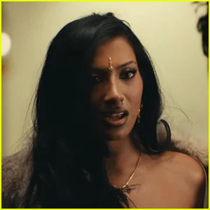 Letra de 'Birds & The Bees': Lara Raj de KATSEYE estrela no videoclipe de Baby Keem