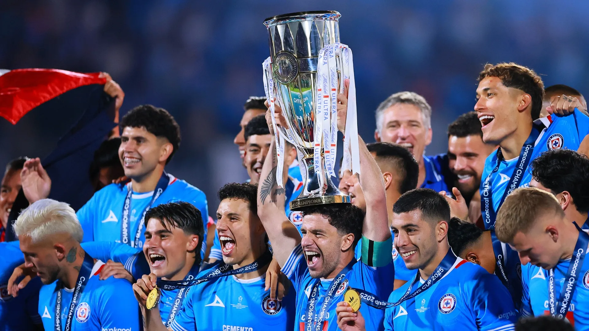 Cruz Azul comemorando com o troféu da Copa dos Campeões da CONCACAF 2025.