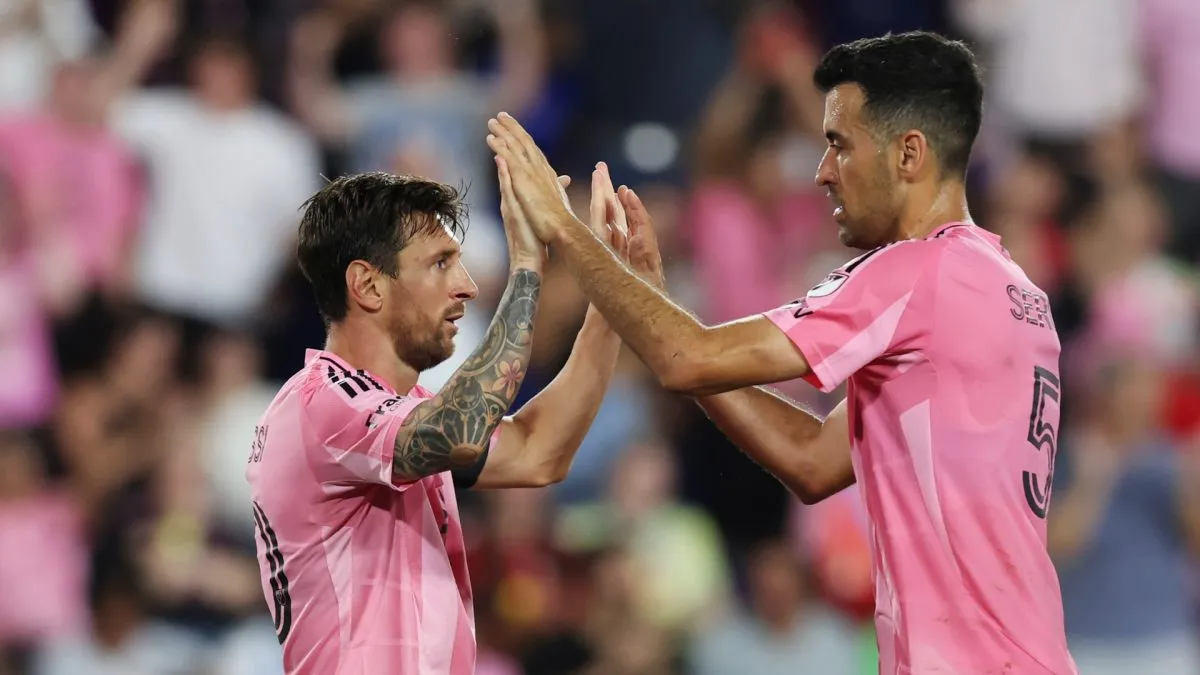 Lionel Messi nº 10 do Inter Miami CF comemora após marcar o quinto gol do time com o companheiro Sergio Busquets nº 5 durante a partida da MLS entre New York Red Bulls e Inter Miami CF no Sports Illustrated Stadium em 19 de julho de 2025 em Harrison, Nova Jersey.