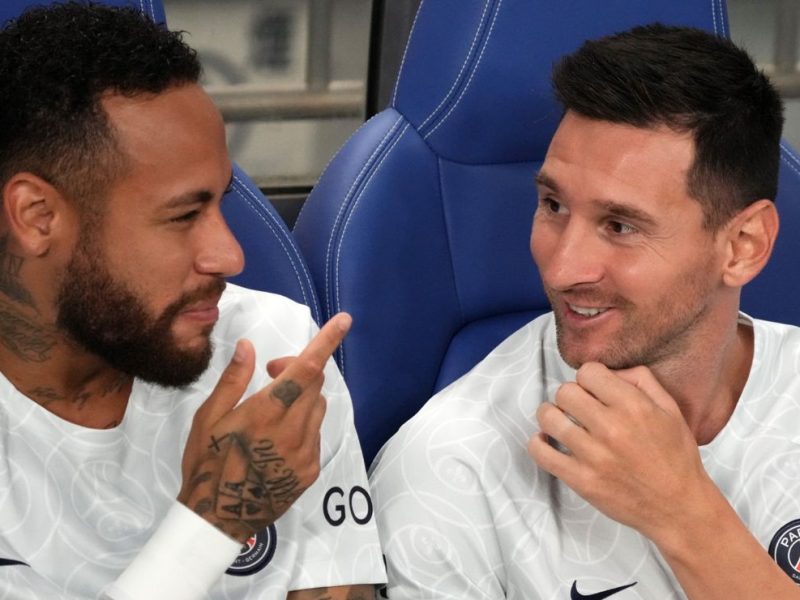 Lionel Messi mostra presente significativo de Neymar com homenagem à lenda da Copa do Mundo da FIFA, Pelé