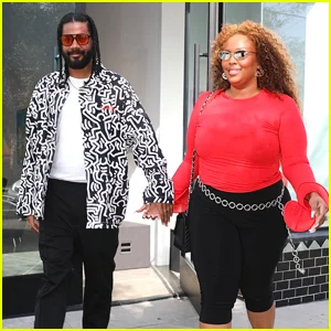 Lizzo e o namorado Myke Wright de mãos dadas no dia dos namorados!