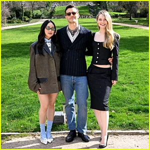 Luke Thompson, Yerin Ha e Hannah Dodd visitam o Palácio Real na Espanha para uma chamada fotográfica de 'Bridgerton'
